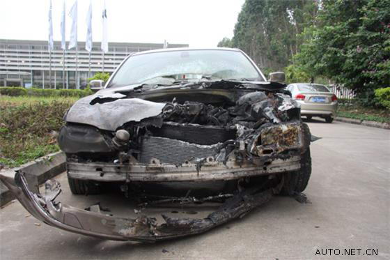 进口宝马730行驶中自燃 <wbr>车主4s店前拉横幅维权 天涯汽车网 进口宝马730自燃 店前拉横幅 车主讨说法