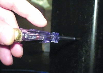 女子KTV里拿起话筒唱歌被电得浑身抽搐(组图)