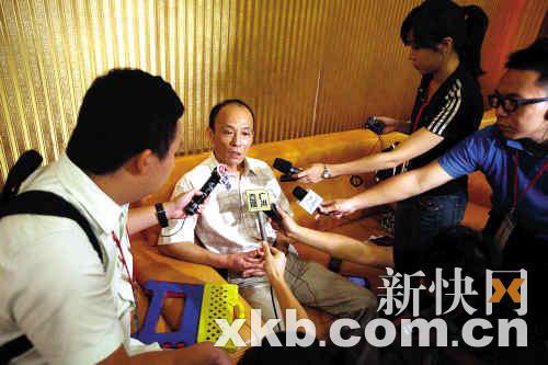 7月18日的士调价听证会上,候补代表韩志鹏未能入内听证,在场外接受记者采访。新快报记者夏世焱/摄