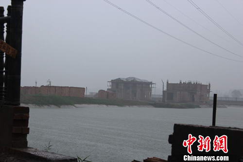 村委主任拳头开路违法圈地建别墅政府监管不力