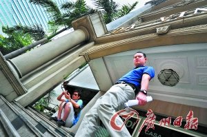 昨天,不少人拿着单据来到达芬奇门店。记者 莫伟浓 摄